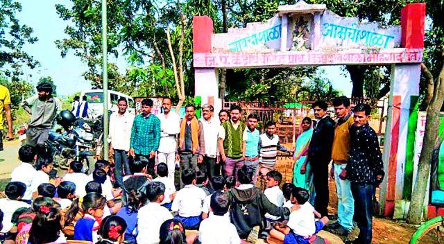 Angry parents did not let the school lock open | संतप्त पालकांनी शाळेचे कुलूप उघडू दिले नाही Angry parents did not let the school lock open | संतप्त पालकांनी शाळेचे कुलूप उघडू दिले नाही