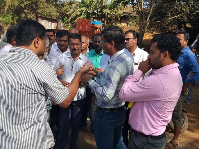 The work of the Mumbai-Goa highway has been stopped, Kharepatan Rural Awasthak | मुंबई-गोवा महामार्गाचे काम रोखले, खारेपाटण ग्रामस्थ आक्रमक The work of the Mumbai-Goa highway has been stopped, Kharepatan Rural Awasthak | मुंबई-गोवा महामार्गाचे काम रोखले, खारेपाटण ग्रामस्थ आक्रमक