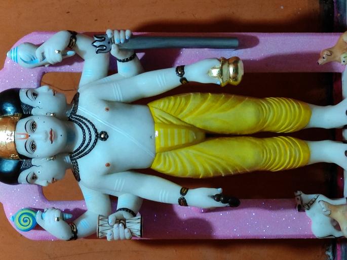 He added to the beauty of the ancient idol of Shri Dutt in Janori | जानोरीतील पुरातन श्री दत्त मूर्तीच्या सौंदर्यात ‘त्यांनी’ घातली भर He added to the beauty of the ancient idol of Shri Dutt in Janori | जानोरीतील पुरातन श्री दत्त मूर्तीच्या सौंदर्यात ‘त्यांनी’ घातली भर