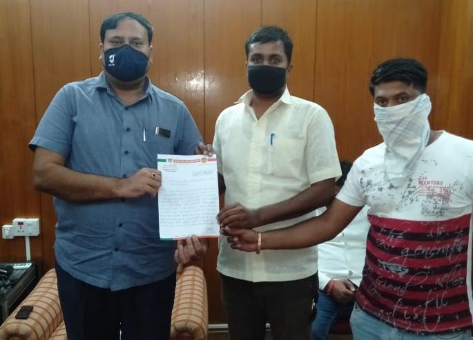 Sakade to the Standing Committee Chairman for road widening | रस्ता रुंदीकरणासाठी स्थायी समिती सभापतीना साकडे Sakade to the Standing Committee Chairman for road widening | रस्ता रुंदीकरणासाठी स्थायी समिती सभापतीना साकडे