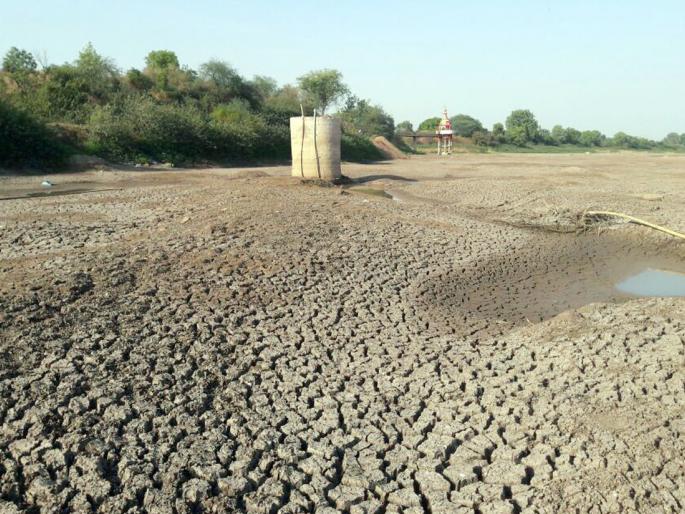 Public water supply well below the level | सार्वजनिक पाणीपुरवठा करणाऱ्या विहिरीने तळ गाठला Public water supply well below the level | सार्वजनिक पाणीपुरवठा करणाऱ्या विहिरीने तळ गाठला