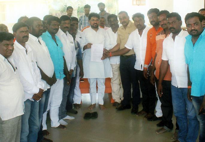 Request to the Minister of the State by Kaikadi community | कैकाडी समाजाचे राज्यमंत्र्यांना निवेदन Request to the Minister of the State by Kaikadi community | कैकाडी समाजाचे राज्यमंत्र्यांना निवेदन