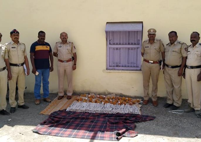 Gelatin stock seized | जिलेटीनचा साठा पकडला