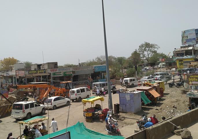 However, the train was still out of the signal due to the discovery of vehicles on railway gates. | परतुरात रेल्वेगेटवर वाहने खोळंबल्याने गोंधळ, रेल्वेही सिग्नलबाहेर रखडली...