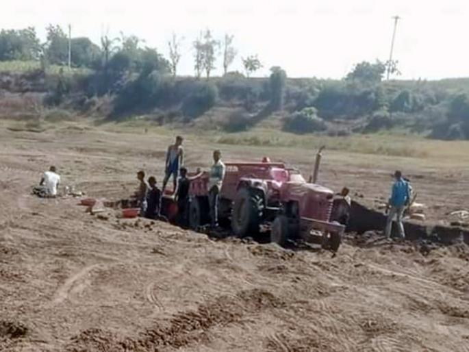 Sand smuggling in Partur tehsil | परतूर तालुक्यात वाळूचा उपसा सुरुच Sand smuggling in Partur tehsil | परतूर तालुक्यात वाळूचा उपसा सुरुच