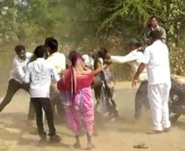 District president of BJP Kisan Morcha hits women | भाजप किसान मोर्चाच्या जालना जिल्हाध्यक्षांची महिलांना मारहाण District president of BJP Kisan Morcha hits women | भाजप किसान मोर्चाच्या जालना जिल्हाध्यक्षांची महिलांना मारहाण