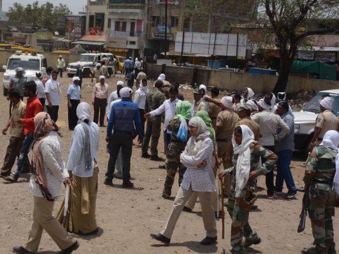 Enchrochments at bus stand removed | बसस्थानकाच्या जागेवर पोलीस बंदोबस्तात ताबा
