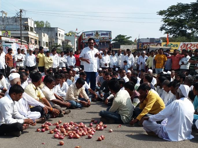 Roadshopping of onion growers from farmers | कळवणला कांदा उत्पादक शेतक-यांचा रास्तारोको Roadshopping of onion growers from farmers | कळवणला कांदा उत्पादक शेतक-यांचा रास्तारोको