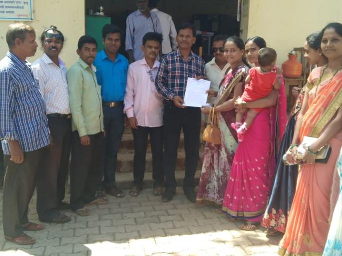 Otherwise, replace the Gram Panchayat, replace it with the Gram Sevak | अन्यथा ग्रामपंचायतीला टाळे ठोकू, ओटवणे ग्रामसेविकेची बदली करा