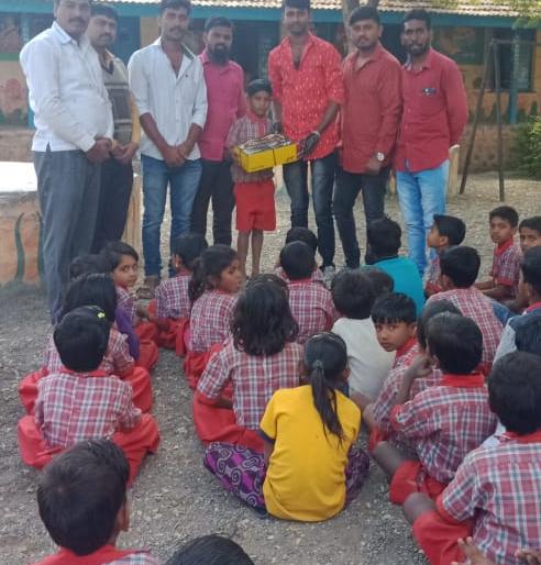 The young man gave the runner a helping hand | जवानाने दिला धावपटू विद्यार्थ्याला मदतीचा हात