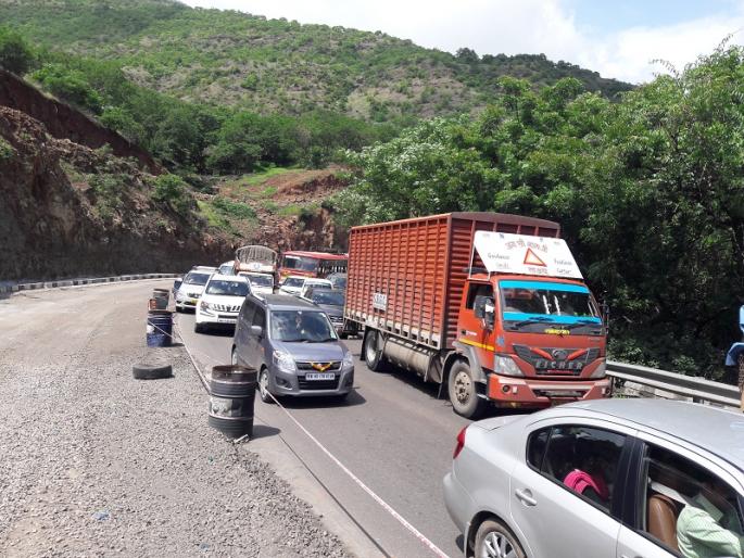 Satara: Due to frequent buses, traffic congestion, Mahabaleshwar, Panchgani, on the highway | सातारा : सलग सुट्यांमुळे महामार्गावर वाहतुुकीची कोंडी, महाबळेश्वर, पाचगणीला पर्यटकांची पसंती Satara: Due to frequent buses, traffic congestion, Mahabaleshwar, Panchgani, on the highway | सातारा : सलग सुट्यांमुळे महामार्गावर वाहतुुकीची कोंडी, महाबळेश्वर, पाचगणीला पर्यटकांची पसंती