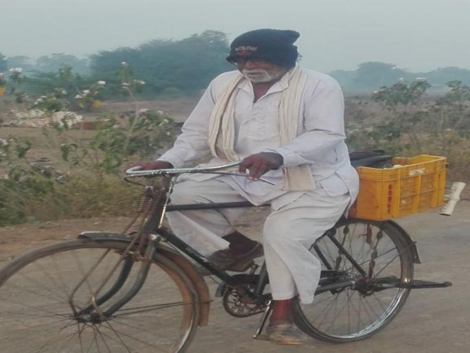 At Kolgaon's old man, elderly pedestrian | खाटेला पाठ असणाºया वयात कोळगावच्या वृद्धाची सायकलवर टांग At Kolgaon's old man, elderly pedestrian | खाटेला पाठ असणाºया वयात कोळगावच्या वृद्धाची सायकलवर टांग