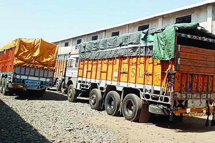 Obstruction of foodgrains from the Center in Khamgaon! | केंद्राकडून आलेल्या धान्याची खामगावात अडवणूक! Obstruction of foodgrains from the Center in Khamgaon! | केंद्राकडून आलेल्या धान्याची खामगावात अडवणूक!
