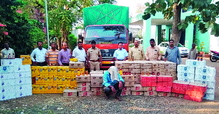 Sixteen lakhs of alcoholic beverages were seized on the Kolhapur-Gaganbawda road | कोल्हापूर-गगनबावडा मार्गावर सोळा लाखांचा मद्यसाठा जप्त