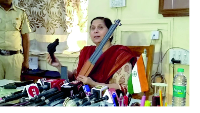 Jail cell phone inquiry: Swati Sathe | कारागृहातील मोबाईलची चौकशी : स्वाती साठे Jail cell phone inquiry: Swati Sathe | कारागृहातील मोबाईलची चौकशी : स्वाती साठे