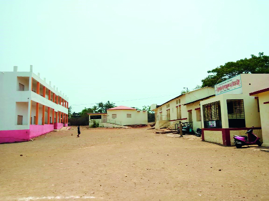 Dr. Sarvapalli Radhakrishnan Vidyamandir no. 65 'dependency' for drought-hit children | डॉ. सर्वपल्ली राधाकृष्णन विद्यामंदिर क्र. ६५ दुष्काळग्रस्त मुलांसाठी ‘आधारवड’ Dr. Sarvapalli Radhakrishnan Vidyamandir no. 65 'dependency' for drought-hit children | डॉ. सर्वपल्ली राधाकृष्णन विद्यामंदिर क्र. ६५ दुष्काळग्रस्त मुलांसाठी ‘आधारवड’