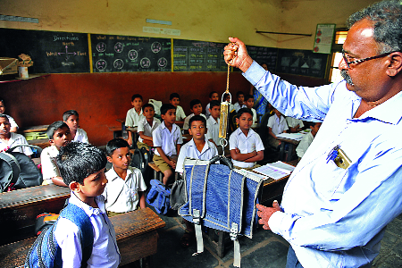 The burden of school drop-outs | शालेय दप्तराचे ओझे कमी The burden of school drop-outs | शालेय दप्तराचे ओझे कमी