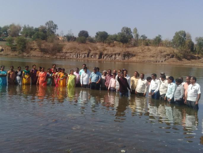 Employees' Jalasamadi Movement for Demand for Library Grants | ग्रंथालय अनुदानाच्या मागणीसाठी कर्मचाऱ्यांचे जलसमाधी आंदोलन Employees' Jalasamadi Movement for Demand for Library Grants | ग्रंथालय अनुदानाच्या मागणीसाठी कर्मचाऱ्यांचे जलसमाधी आंदोलन