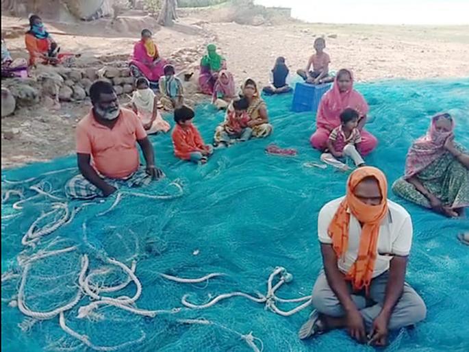 Fishermen's woes; No one can go to town, no one gives grain without a card! | मच्छिमारांची व्यथा; गावी जाता येईना, कार्ड नसल्यानं धान्य कोणी देईना ! Fishermen's woes; No one can go to town, no one gives grain without a card! | मच्छिमारांची व्यथा; गावी जाता येईना, कार्ड नसल्यानं धान्य कोणी देईना !