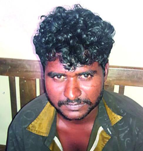 Sangli: Jewelery seized in the rear of reinforcement: Sangli, house burglary in Kolhapur | सांगली : अट्टल घरफोड्यास पुनवतमध्ये अटक दागिने जप्त : सांगली, कोल्हापुरात घरफोड्या Sangli: Jewelery seized in the rear of reinforcement: Sangli, house burglary in Kolhapur | सांगली : अट्टल घरफोड्यास पुनवतमध्ये अटक दागिने जप्त : सांगली, कोल्हापुरात घरफोड्या