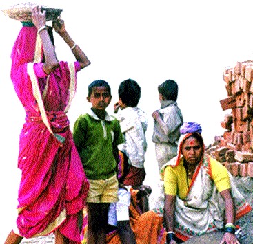 Time to return home from work on hard work! | कष्टकऱ्यांवर पायी घरी परतण्याची वेळ! Time to return home from work on hard work! | कष्टकऱ्यांवर पायी घरी परतण्याची वेळ!