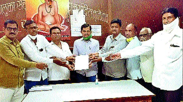 Include market committee employees in government service | बाजार समिती कर्मचाऱ्यांना शासकीय सेवेत सामावून घ्या Include market committee employees in government service | बाजार समिती कर्मचाऱ्यांना शासकीय सेवेत सामावून घ्या