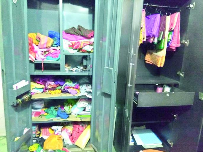 Sangli: Dangers in temple temples in Bhiwandi collapse in Malwadi | सांगली : माळवाडीमध्ये बंगला फोडून पाच लाखाचा मुद्देमाल लंपास, जैन मंदिरातील दानपेटीही फोडली : नागरिकांत भीतीचे वातावरण Sangli: Dangers in temple temples in Bhiwandi collapse in Malwadi | सांगली : माळवाडीमध्ये बंगला फोडून पाच लाखाचा मुद्देमाल लंपास, जैन मंदिरातील दानपेटीही फोडली : नागरिकांत भीतीचे वातावरण