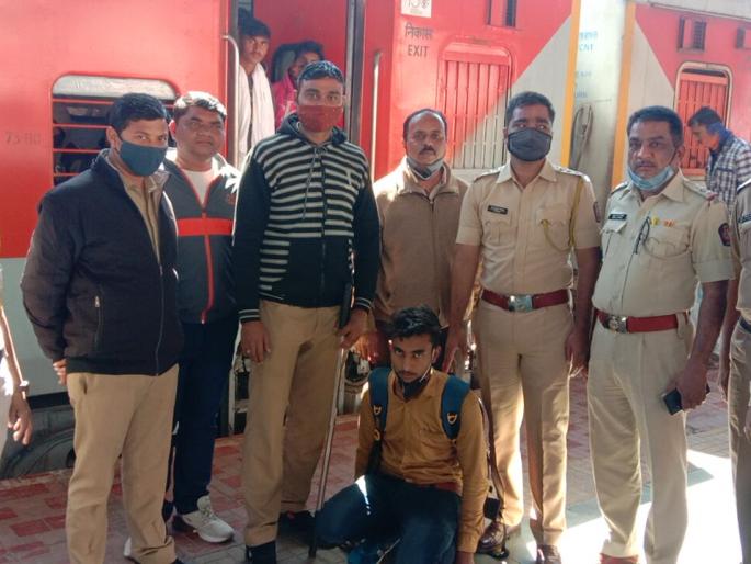 The accused, who was fleeing on a running train, was caught | धावत्या रेल्वेत पळून जाणाऱ्या आरोपीला पकडले The accused, who was fleeing on a running train, was caught | धावत्या रेल्वेत पळून जाणाऱ्या आरोपीला पकडले
