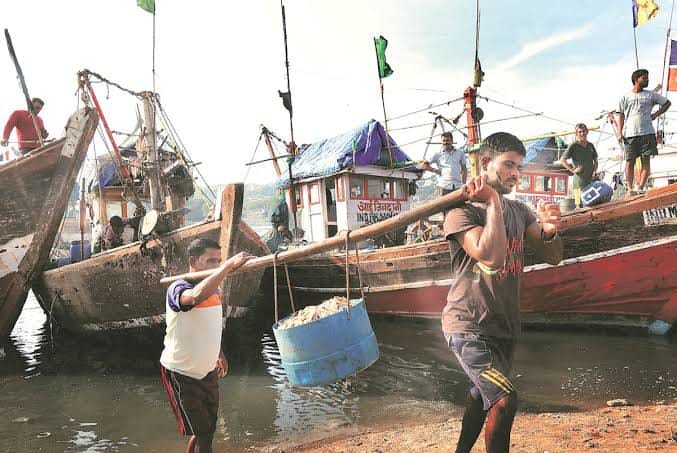 Diesel price hike threatens fishing business | डिझेल दरवाढीमुळे मासेमारी व्यवसाय येणार धोक्यात