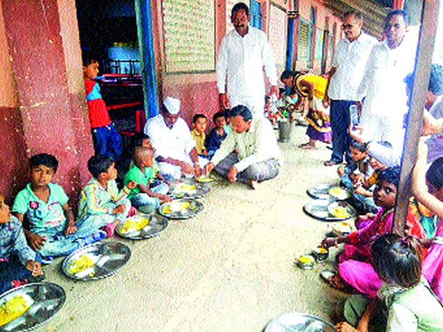 Meals with MLAs taken by MLAs | आमदारांनी घेतले विद्यार्थ्यांसोबत भोजन