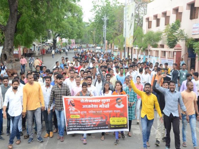 Youth's Aakash Morcha on Dhule District Collectorate | धुळे जिल्हाधिकारी कार्यालयावर युवकांचा आक्रोश मोर्चा Youth's Aakash Morcha on Dhule District Collectorate | धुळे जिल्हाधिकारी कार्यालयावर युवकांचा आक्रोश मोर्चा