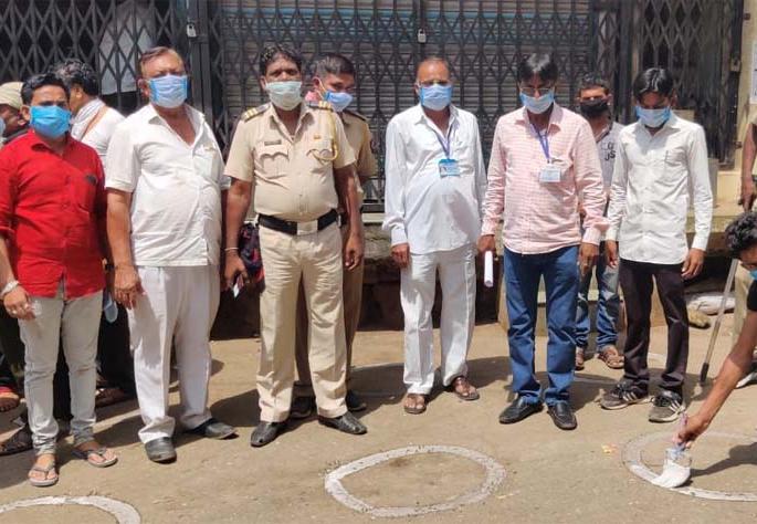 Light fixes to prevent 'corona' | ‘कोरोना’ला रोखण्यासाठी प्रकाशा येथे उपाययोजना Light fixes to prevent 'corona' | ‘कोरोना’ला रोखण्यासाठी प्रकाशा येथे उपाययोजना