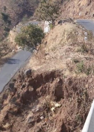 Started repair work by turning the funds | निधी वळवत घाटरस्ता दुरुस्ती कामाला सुरुवात Started repair work by turning the funds | निधी वळवत घाटरस्ता दुरुस्ती कामाला सुरुवात