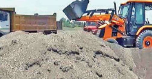 Thousands of brass sand seized in Tambhe Shivar | टेंभे शिवारात हजार ब्रास वाळू जप्त