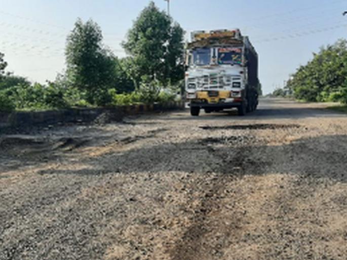 Despite providing Rs 38 crore for the repair of Shewali-Netrang highway | शेवाळी-नेत्रंग महामार्ग दुरूस्तीला ३८ कोटी निधी देऊनही खड्डेच खड्डे Despite providing Rs 38 crore for the repair of Shewali-Netrang highway | शेवाळी-नेत्रंग महामार्ग दुरूस्तीला ३८ कोटी निधी देऊनही खड्डेच खड्डे