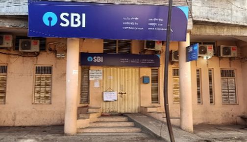 Bank closed due to staff quarantine in Akkalkuwa | अक्कलकुव्यात कर्मचारी क्वारंटाईन झाल्याने बँक बंद Bank closed due to staff quarantine in Akkalkuwa | अक्कलकुव्यात कर्मचारी क्वारंटाईन झाल्याने बँक बंद