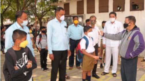 Schools bustling with student chirping | विद्यार्थ्यांच्या किलबिलाटाने गजबजल्या शाळा Schools bustling with student chirping | विद्यार्थ्यांच्या किलबिलाटाने गजबजल्या शाळा