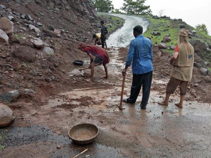 Sarpanchs and youths used to pick up stones and soil to facilitate road transport | सरपंच व युवकांनी दगड-माती उचलून रस्ता वाहतुकीसाठी केला सुरळीत Sarpanchs and youths used to pick up stones and soil to facilitate road transport | सरपंच व युवकांनी दगड-माती उचलून रस्ता वाहतुकीसाठी केला सुरळीत