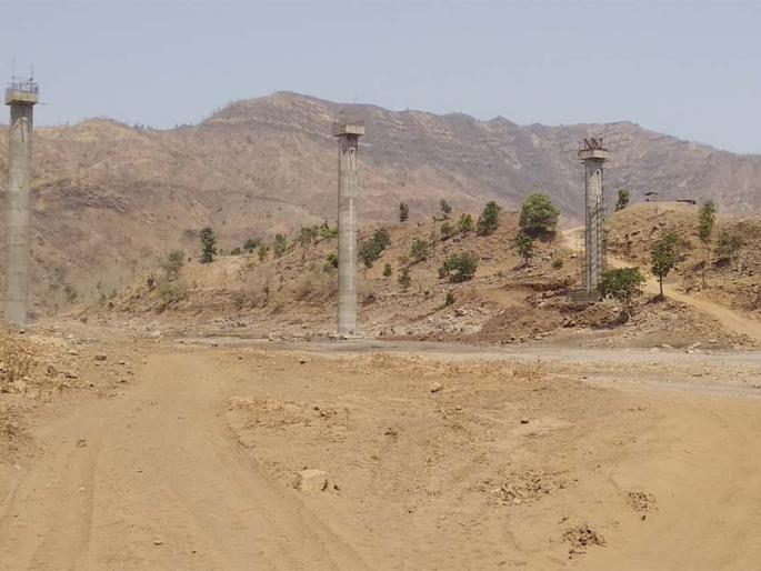 Traveling through the river with your fists | जीव मुठीत धरुन नदीतून प्रवास.. Traveling through the river with your fists | जीव मुठीत धरुन नदीतून प्रवास..