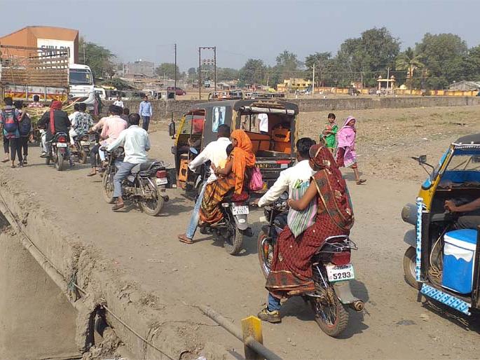 The road from Taloda to Gujarat limits life | तळोदा ते गुजरात हद्दीपर्यंतचा रस्ता जीवघेणा The road from Taloda to Gujarat limits life | तळोदा ते गुजरात हद्दीपर्यंतचा रस्ता जीवघेणा