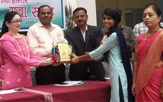Nikita Mali was the first in the district level lecture competition | जिल्हास्तरीय वक्तृत्व स्पर्धेत निकीता माळी प्रथम Nikita Mali was the first in the district level lecture competition | जिल्हास्तरीय वक्तृत्व स्पर्धेत निकीता माळी प्रथम