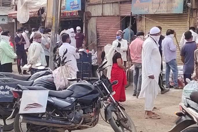 Crowds flocked again to buy groceries | किराणा खरेदीसाठी पुन्हा उसळली गर्दी Crowds flocked again to buy groceries | किराणा खरेदीसाठी पुन्हा उसळली गर्दी