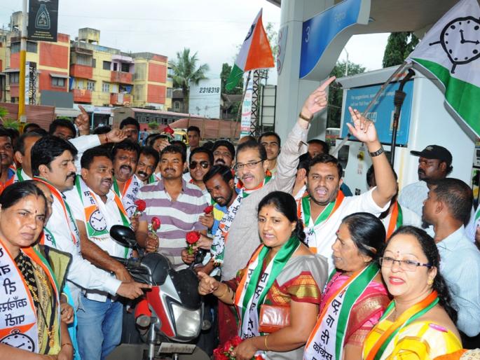 NCP's agitation against the fuel price hike | इंधन दरवाढीच्या निषेधार्थ राष्ट्रवादीचे आंदोलन NCP's agitation against the fuel price hike | इंधन दरवाढीच्या निषेधार्थ राष्ट्रवादीचे आंदोलन