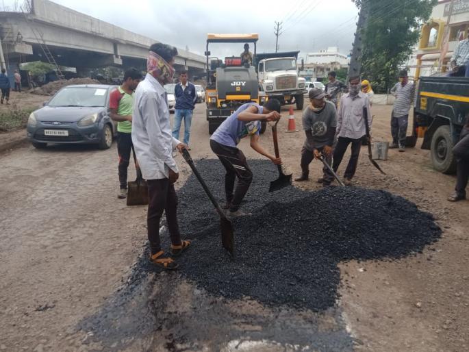 Prompt commencement of road works on the highway | महामार्गावरील रस्त्याच्या कामाला तातडीने सुरवात Prompt commencement of road works on the highway | महामार्गावरील रस्त्याच्या कामाला तातडीने सुरवात