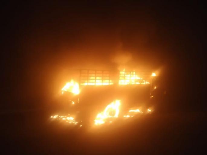 The blaze of a burning truck on National Highway 7 | राष्ट्रीय महामार्ग क्रमांक ६ वर बर्निंग ट्रकचा थरार The blaze of a burning truck on National Highway 7 | राष्ट्रीय महामार्ग क्रमांक ६ वर बर्निंग ट्रकचा थरार