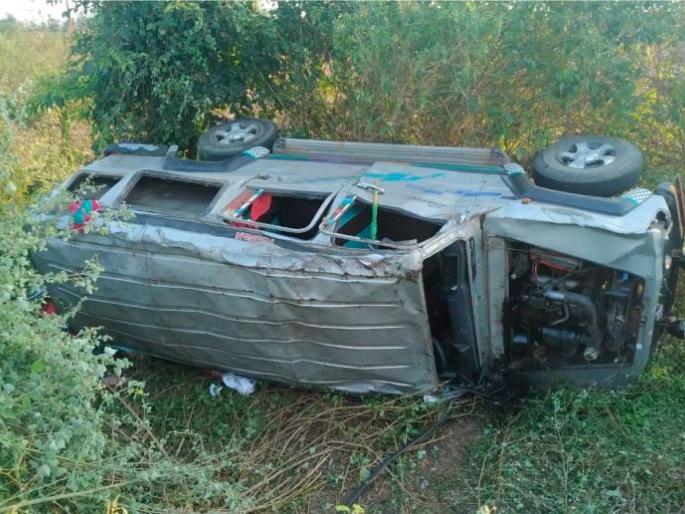The jeep carrying the bride overturned, injuring 13 | वऱ्हाड घेऊन जाणारी जीप उलटली, १३ जखमी The jeep carrying the bride overturned, injuring 13 | वऱ्हाड घेऊन जाणारी जीप उलटली, १३ जखमी