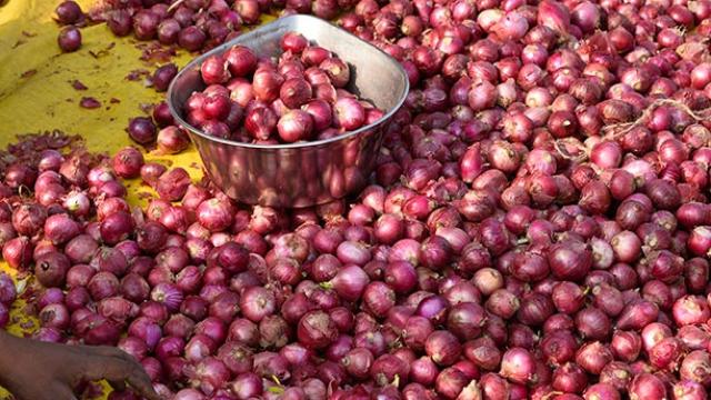 Onion exports banned on Twitter | ट्विटरवरच उठली कांदा निर्यातबंदी Onion exports banned on Twitter | ट्विटरवरच उठली कांदा निर्यातबंदी