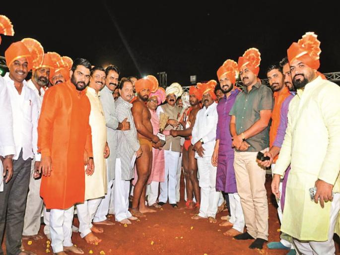 Kautuk won the Mulshi Sena Trophy : beat Muna Jhunjurke to 5-0 to & win silver mace | कौतुकने पटकाविला मुळशी सेना चषक : मुन्ना झुंजुरकेवर ५-० ने मात करत पटकावली चांदीची गदा Kautuk won the Mulshi Sena Trophy : beat Muna Jhunjurke to 5-0 to & win silver mace | कौतुकने पटकाविला मुळशी सेना चषक : मुन्ना झुंजुरकेवर ५-० ने मात करत पटकावली चांदीची गदा