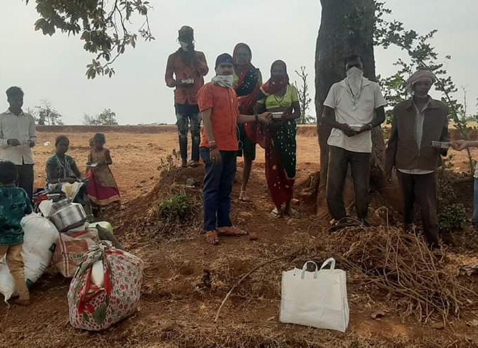 The whole family helped out. | सारे कुटुंबच सरसावले मदतीला .....  The whole family helped out. | सारे कुटुंबच सरसावले मदतीला .....