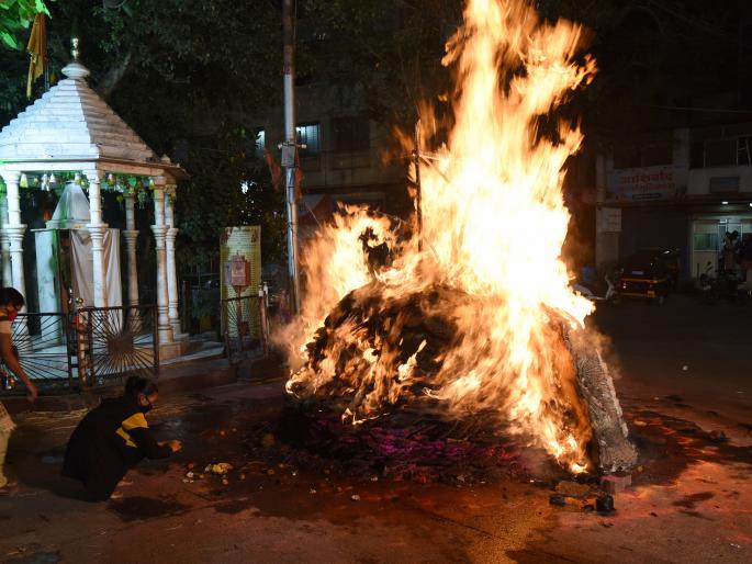 Holi festival is celebrated in a simple manner in Panchavati | पंचवटीत होलिकोत्सव साध्या पद्धतीने साजरा Holi festival is celebrated in a simple manner in Panchavati | पंचवटीत होलिकोत्सव साध्या पद्धतीने साजरा